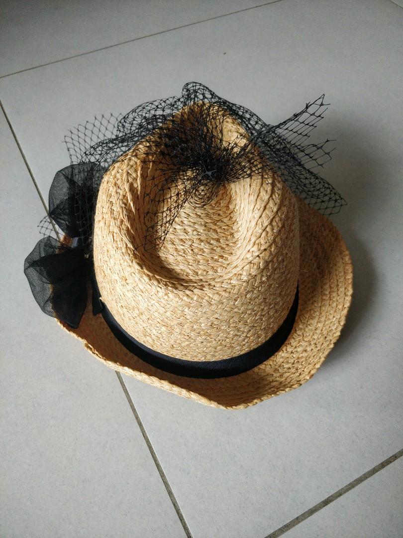 Hat (Category: Hats & Beanies) located in Singapore. Submitted by tzystore (Listing ID 1087719988, Image 3). Description: Rarely used. well kept in cupboard.