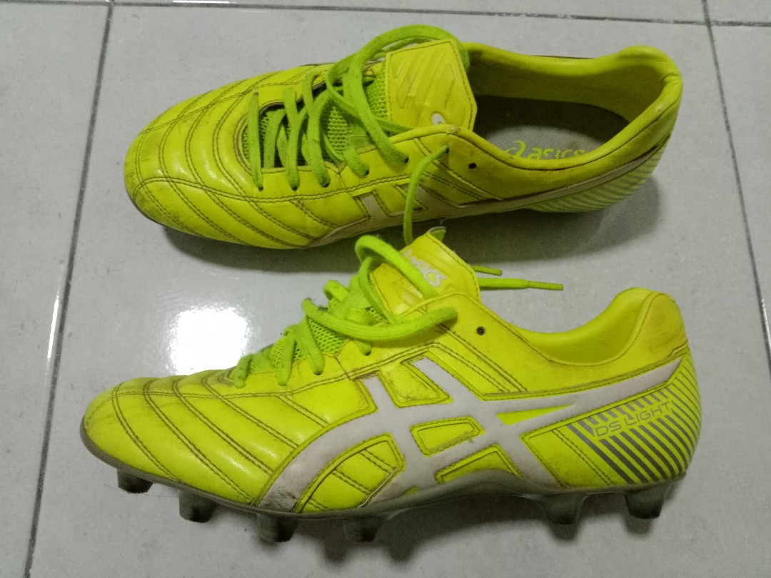 Kasut bola asics on sale