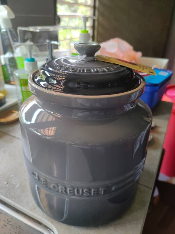 Le creuset biscuit jar top