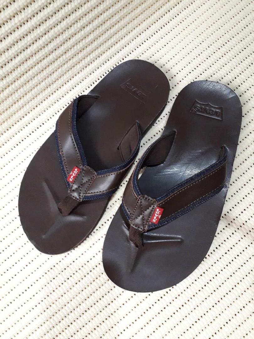 levis chappals