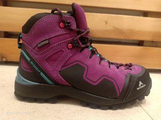 Sepatu gunung wanita
