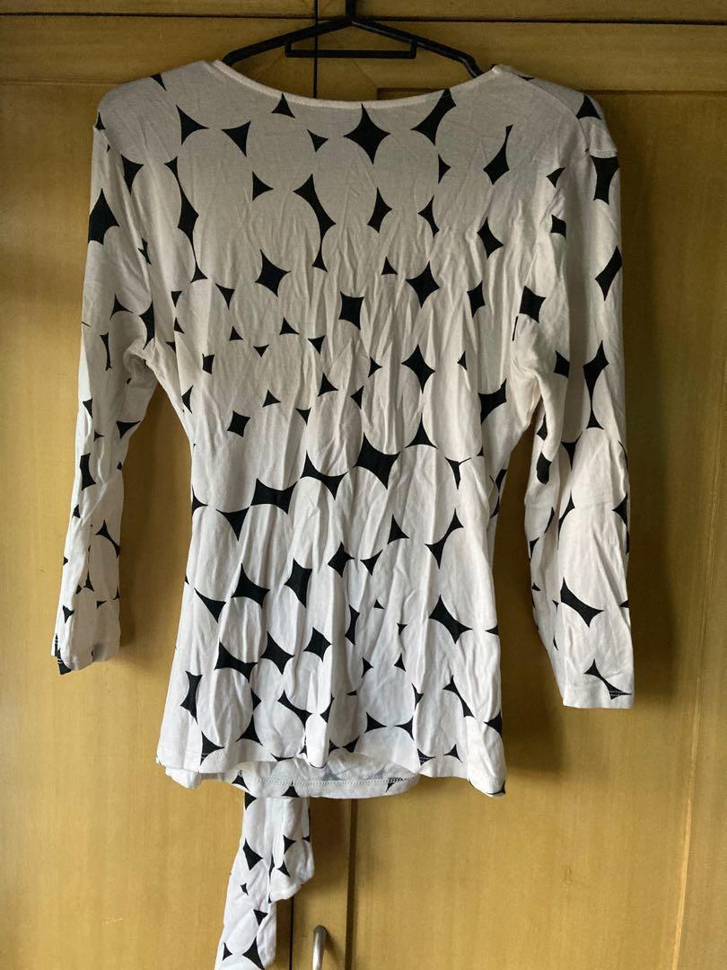 (Small) Semi Long Sleeves Black and White Printed Top (Category: Longsleeves) located in Quezon City. Submitted by mtvls (Listing ID 1087762402, Image 2). Description: 3/4 Sleeves Black and White Ribbon Top.