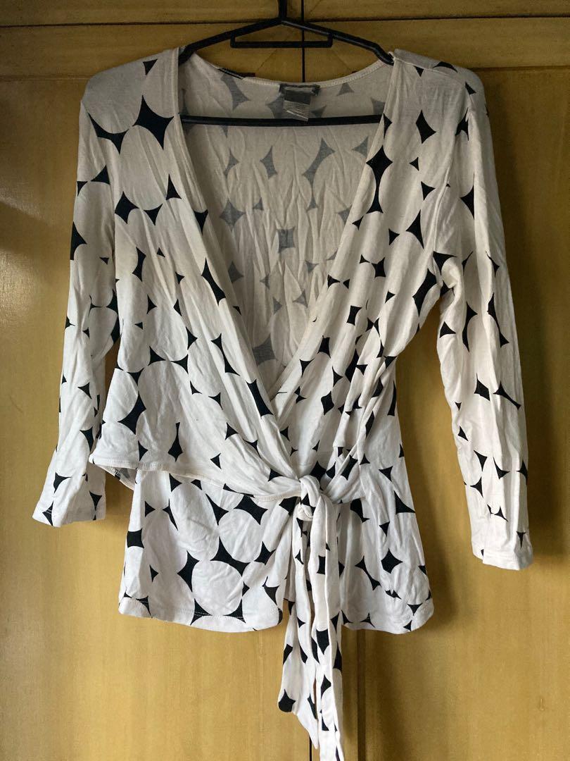 (Small) Semi Long Sleeves Black and White Printed Top (Category: Longsleeves) located in Quezon City. Submitted by mtvls (Listing ID 1087762402, Image 1). Description: 3/4 Sleeves Black and White Ribbon Top.
