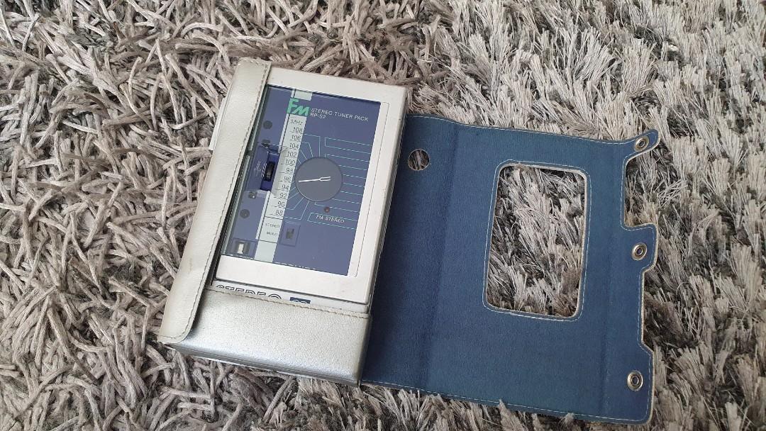 Vintage Electronics (Category: Portable Music Players) located in Manila. Submitted by olxph_23709942 (Listing ID 1087706299, Image 3). Description: not sure if these are working but very nice collectibles; there is no way to test them as they dont have cables toshiba cassette tape player - 1100 - sold sony radio - 800 samwon mini tv - 1500 - sold.