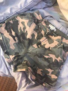 COTTON ON ARMY / CAMO SHORT PANTS