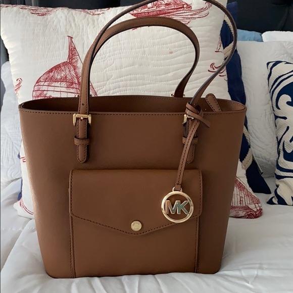 Michael Kors Large Jet Set Saffiano Leather Pocket Tote, Luxury, Bags &  Wallets on Carousell