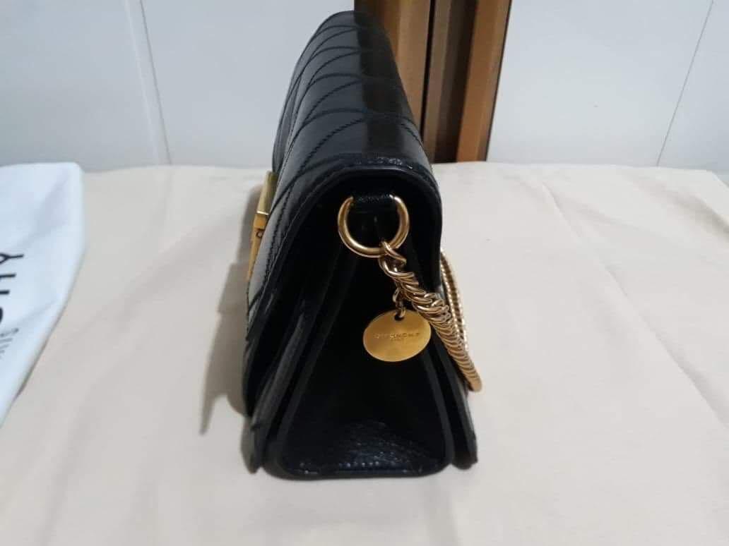 Original givenchy bag (Category: Luxury Bags & Wallets) located in Muntinlupa City. Submitted by tin09uy (Listing ID 1088086333, Image 1). Description: Original givenchy bag original price 120k sellnh for 60k nlng dm for faster trqnsaction!.