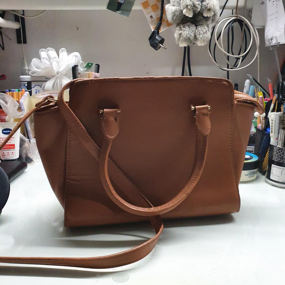 Harga tas charles and keith sling bag clearance