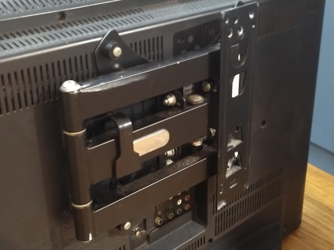 32 inch JVC LCD TV with strong wall swivel bracket, TV & Home