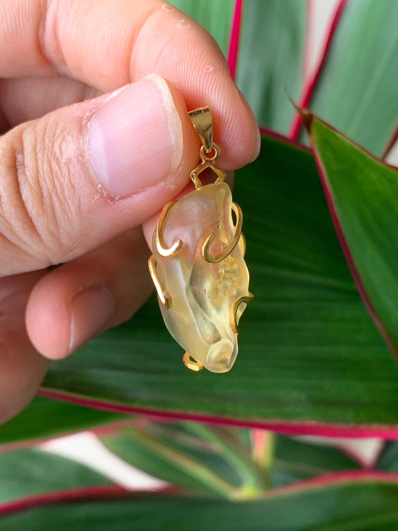 清货 利比亚黄金陨石玻璃吊坠5 02g Women S Fashion Jewelry Organisers Necklaces On Carousell