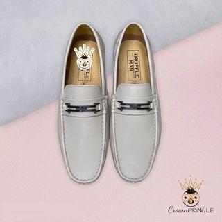 BNEW Truffle Man loafers drivers white beige shoes