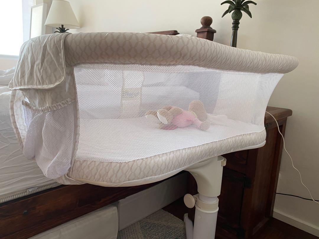 Halo Bassinest with mattress protector and sheets, Babies
