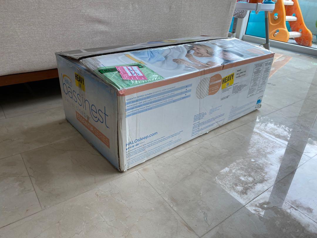 Halo Bassinest with mattress protector and sheets, Babies