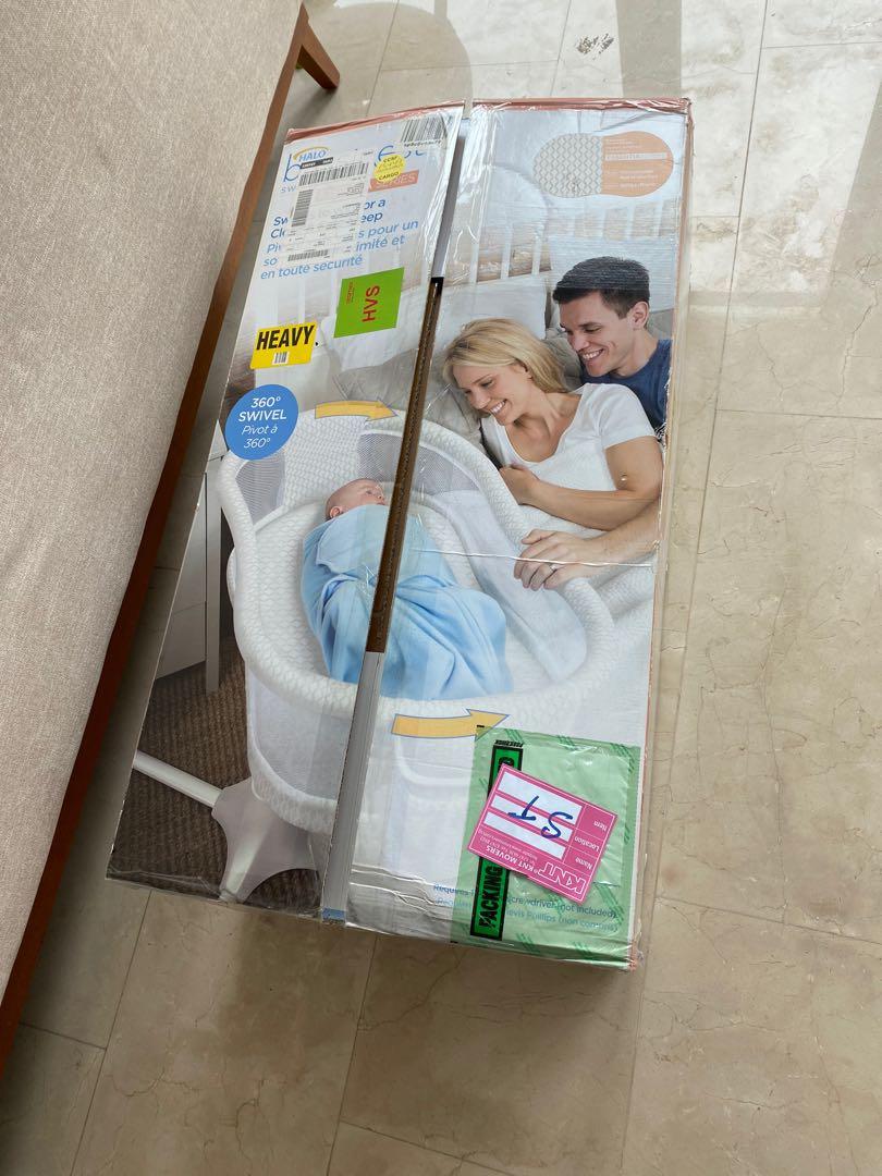 Halo Bassinest with mattress protector and sheets, Babies