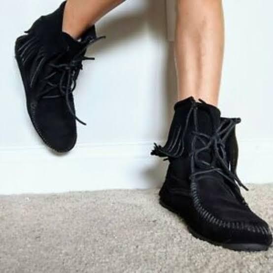 Minnetonka Tramper Suede Hi Boot in Black