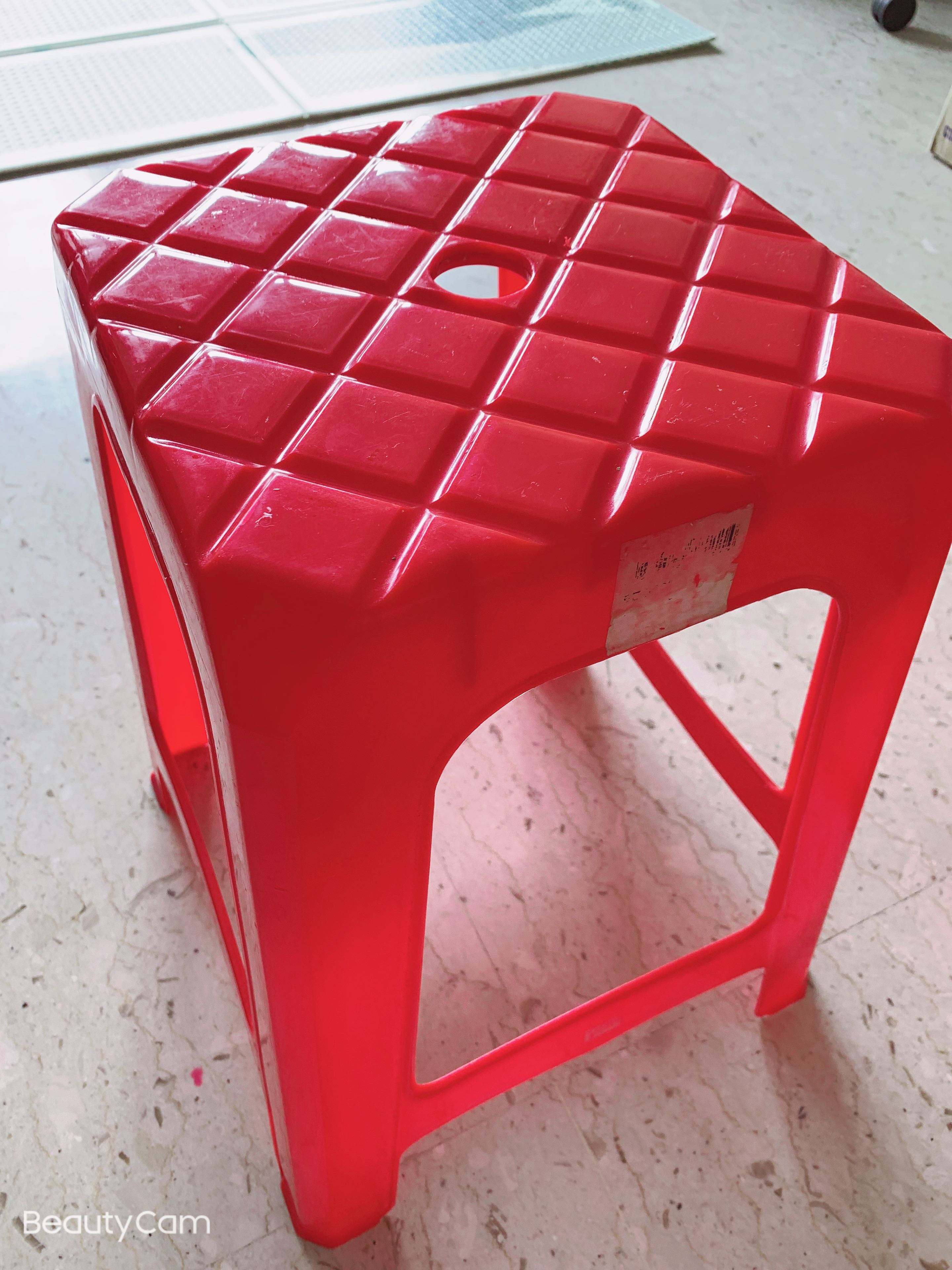 https://media.karousell.com/media/photos/products/2021/5/18/plastic_stool_1621303438_649d77ff.jpg