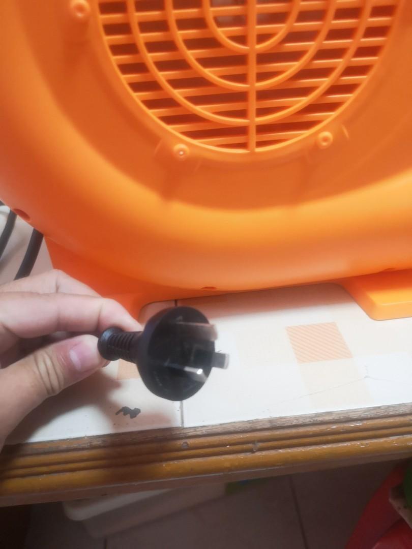 Bestway air blower (Category: Gardening Tools & Ornaments) located in Santa Maria. Submitted by gabo.h (Listing ID 1088574274, Image 3). Description: never been used h2o go water park blower 220 volts model p3115.