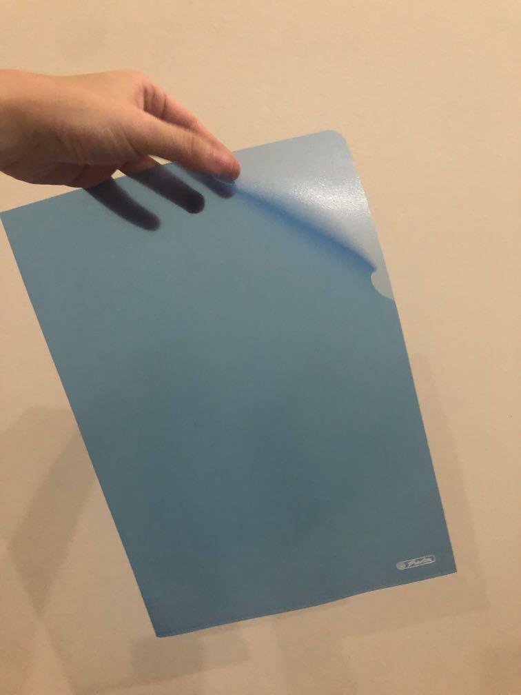 Single folder A4 file (Category: Stationery & School Supplies) located in Singapore. Submitted by possumus (Listing ID 1088694457, Image 1). Description: Half open packs of single folder file. 1 pack is multi coloured, other pack is blue. Should have 25 files in total. Both for $5, to be collected together. Self collection at 751116, Eastlink ii Canberra.