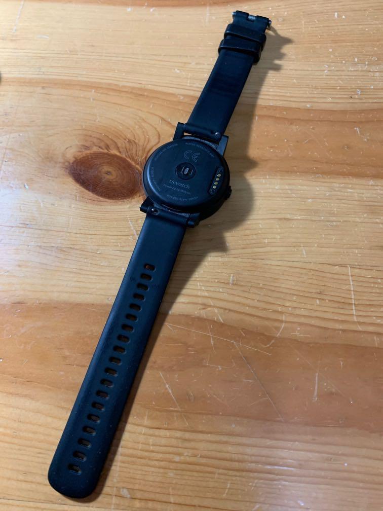 Ticwatch E （分類：智能穿戴裝置及智能手錶）位於 Hong Kong。 由 mmww08 提交（商品編號 1088647641，圖片 2）。簡介： 有原裝盒,說明書,磁能充電線 錶帶非原裝。 附後備錶帶,錶身保護殼。 錶冠,錶面外圍略有磨損。 。