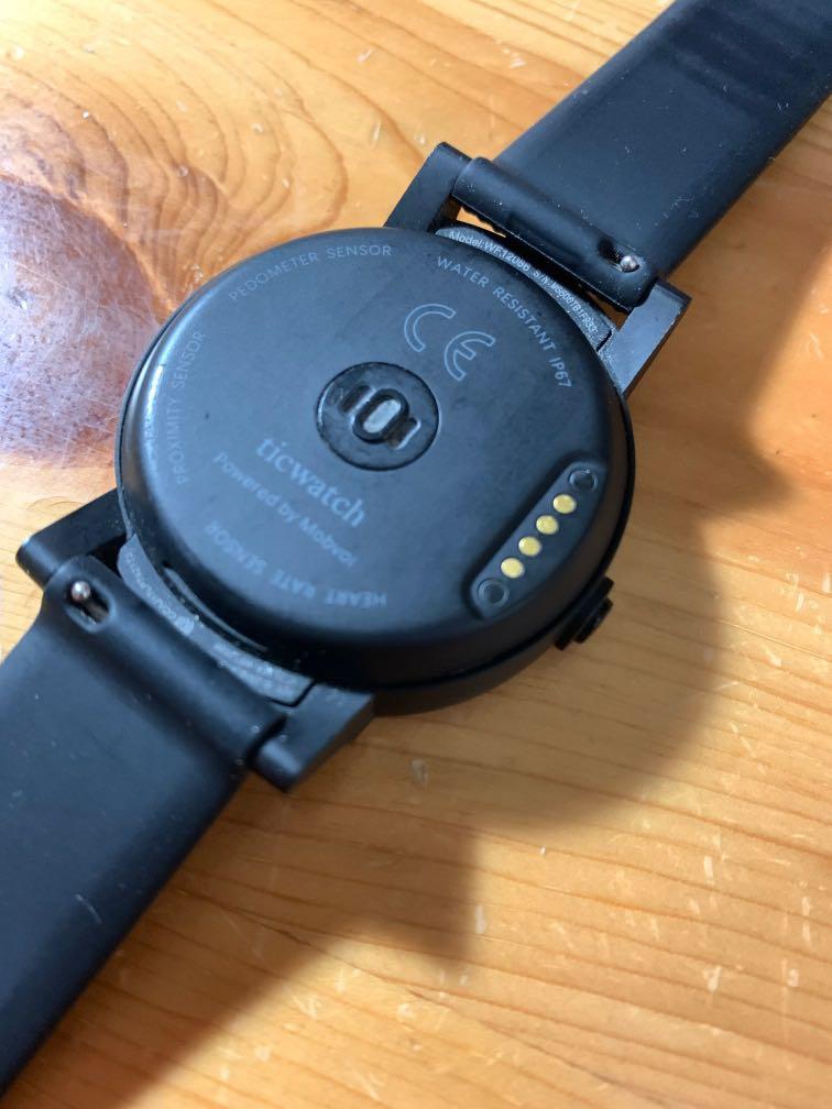 Ticwatch E （分類：智能穿戴裝置及智能手錶）位於 Hong Kong。 由 mmww08 提交（商品編號 1088647641，圖片 3）。簡介： 有原裝盒,說明書,磁能充電線 錶帶非原裝。 附後備錶帶,錶身保護殼。 錶冠,錶面外圍略有磨損。 。
