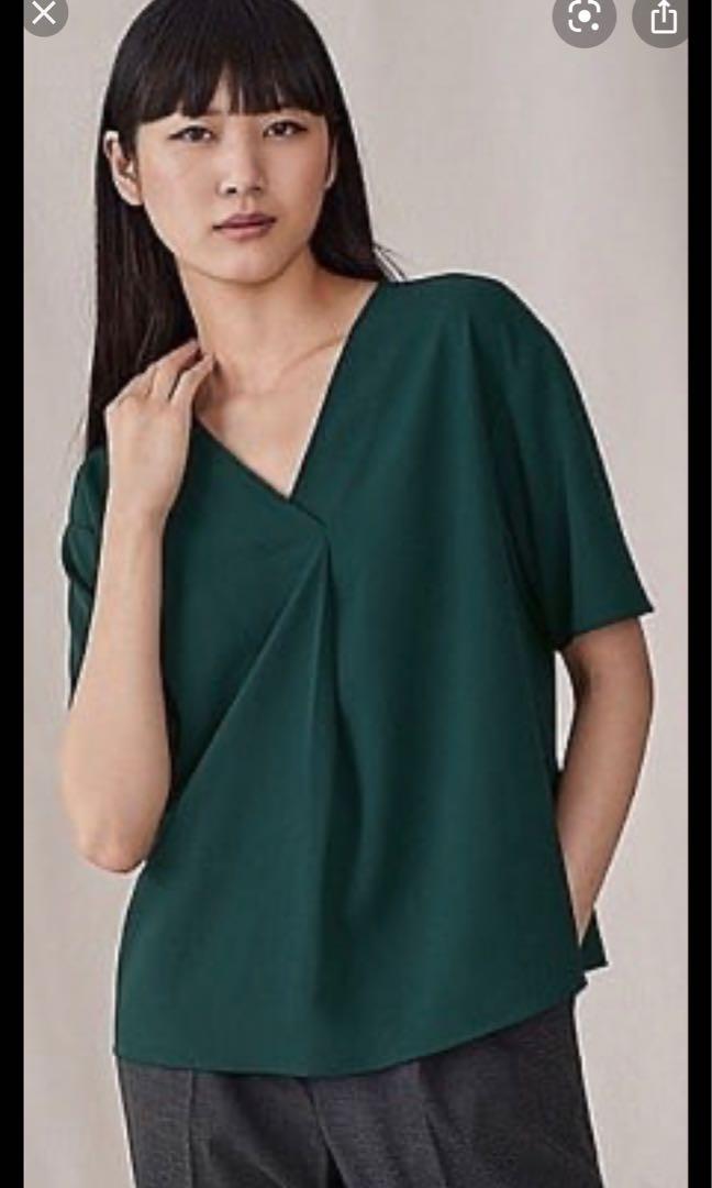 uniqlo v neck blouse