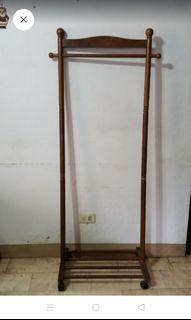 Antique look garment rack with wheels in solid wood