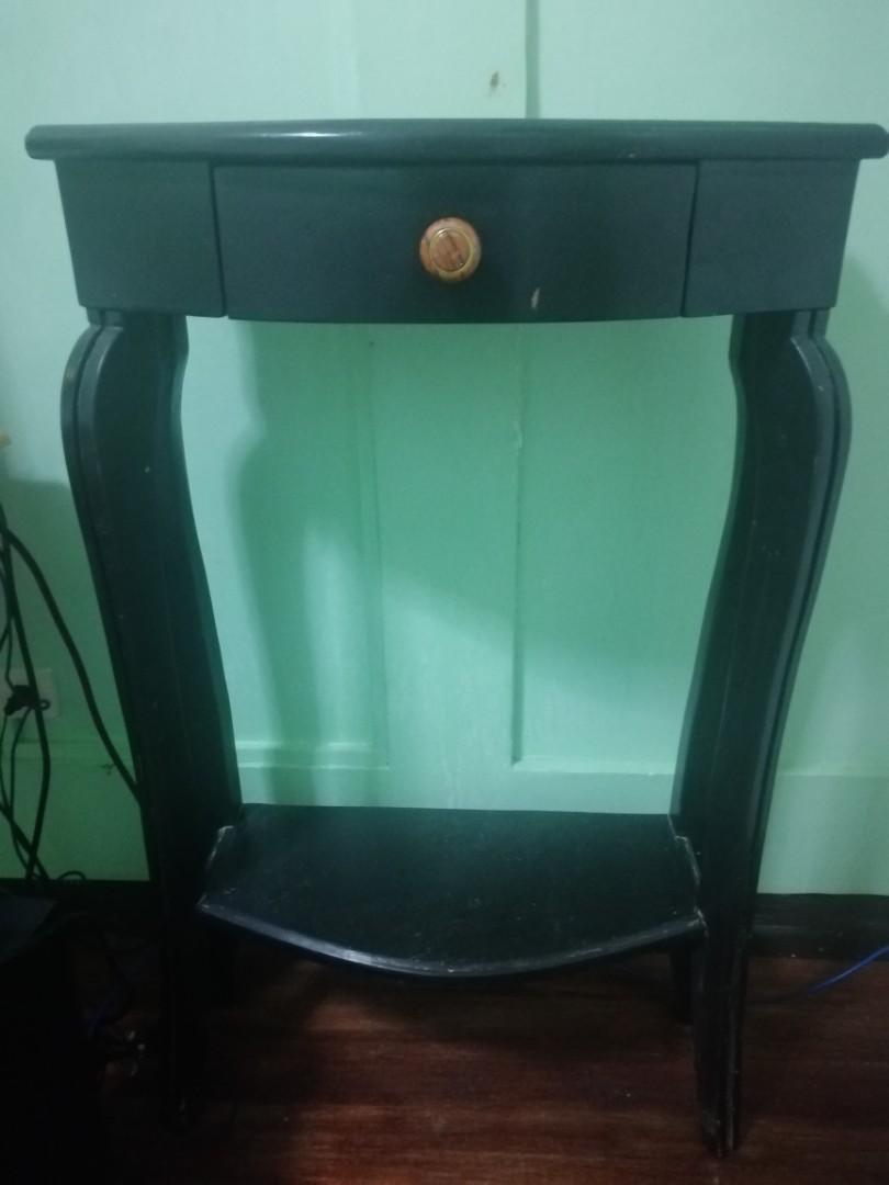 Display table (Category: Other Home Furniture) located in Manila. Submitted by max_81 (Listing ID 1085311950, Image 1). Description: Good condition.