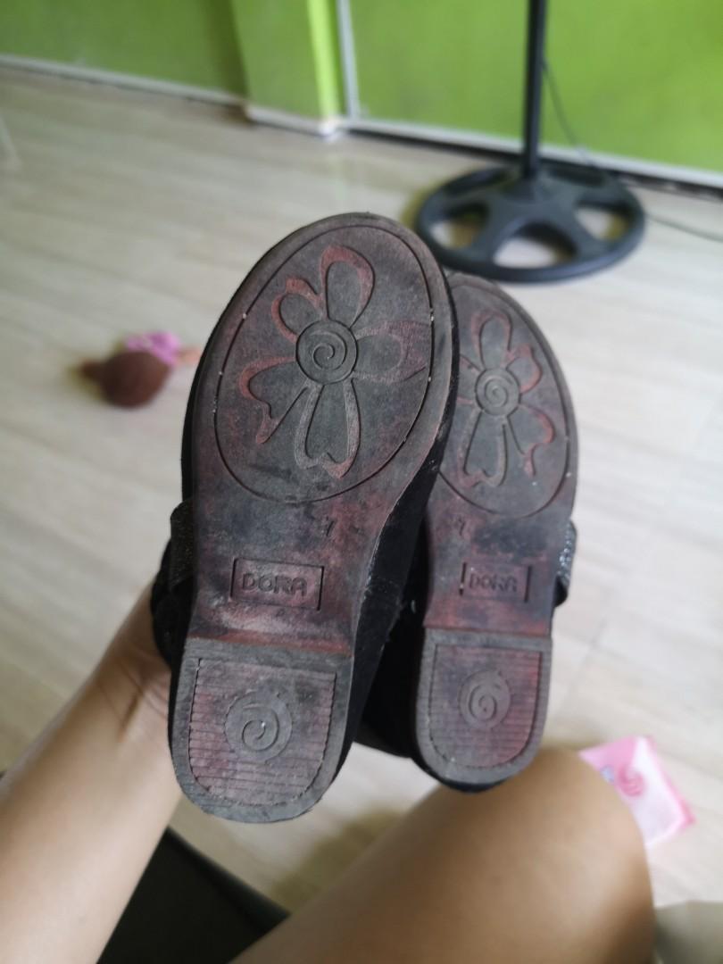 DORA BOOTS (Category: Babies & Kids Fashion) located in Pasig City. Submitted by aronlinebazaar (Listing ID 1085124400, Image 2). Description: Dora Boots Size 7 Very Good Used Condition.
