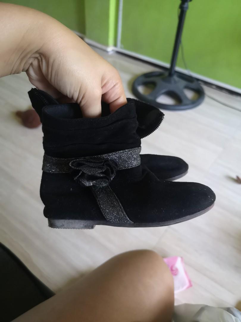 DORA BOOTS (Category: Babies & Kids Fashion) located in Pasig City. Submitted by aronlinebazaar (Listing ID 1085124400, Image 1). Description: Dora Boots Size 7 Very Good Used Condition.