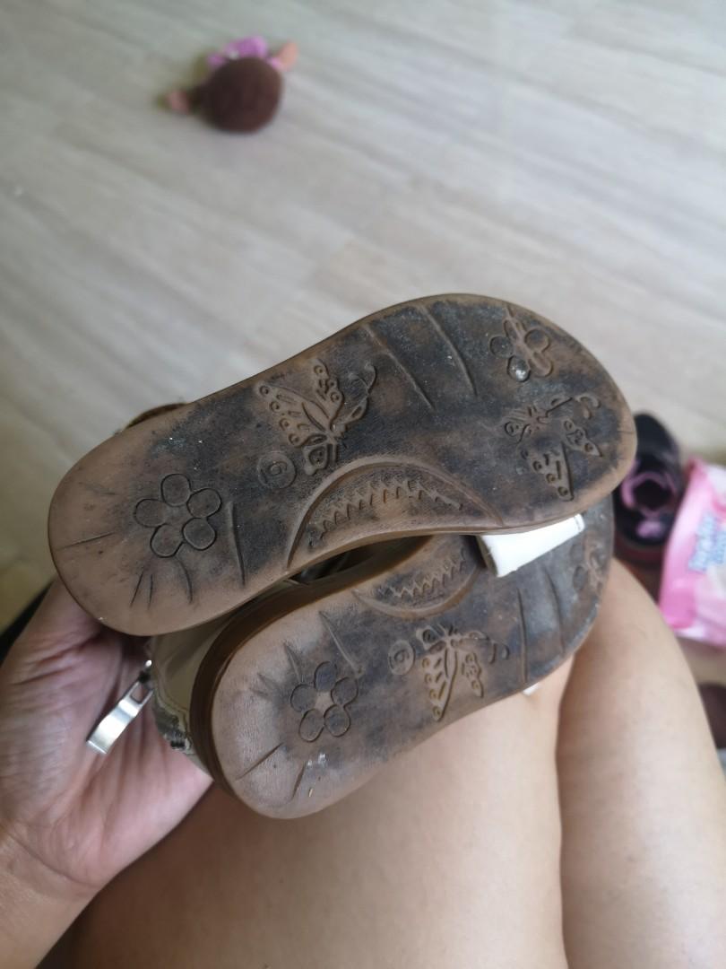DORA SANDALS Size 6 (Category: Babies & Kids Fashion) located in Pasig City. Submitted by aronlinebazaar (Listing ID 1085123140, Image 2). Description: Dora Sandals Size 6 good used condition with a little chip sa side see photos and studs has some rust. don't know if can be removed..