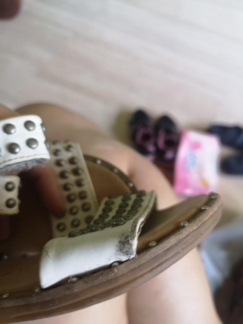 DORA SANDALS Size 6 (Category: Babies & Kids Fashion) located in Pasig City. Submitted by aronlinebazaar (Listing ID 1085123140, Image 3). Description: Dora Sandals Size 6 good used condition with a little chip sa side see photos and studs has some rust. don't know if can be removed..