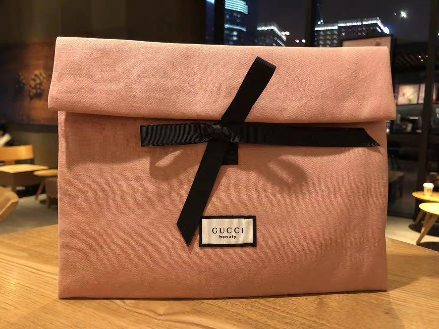 Gucci pink clutch (Category: Clutches) located in Singapore. Submitted by cutepebble (Listing ID 1085228551, Image 1). Description: Brand new, authentic Size: 26*21cm Free registered mailing.