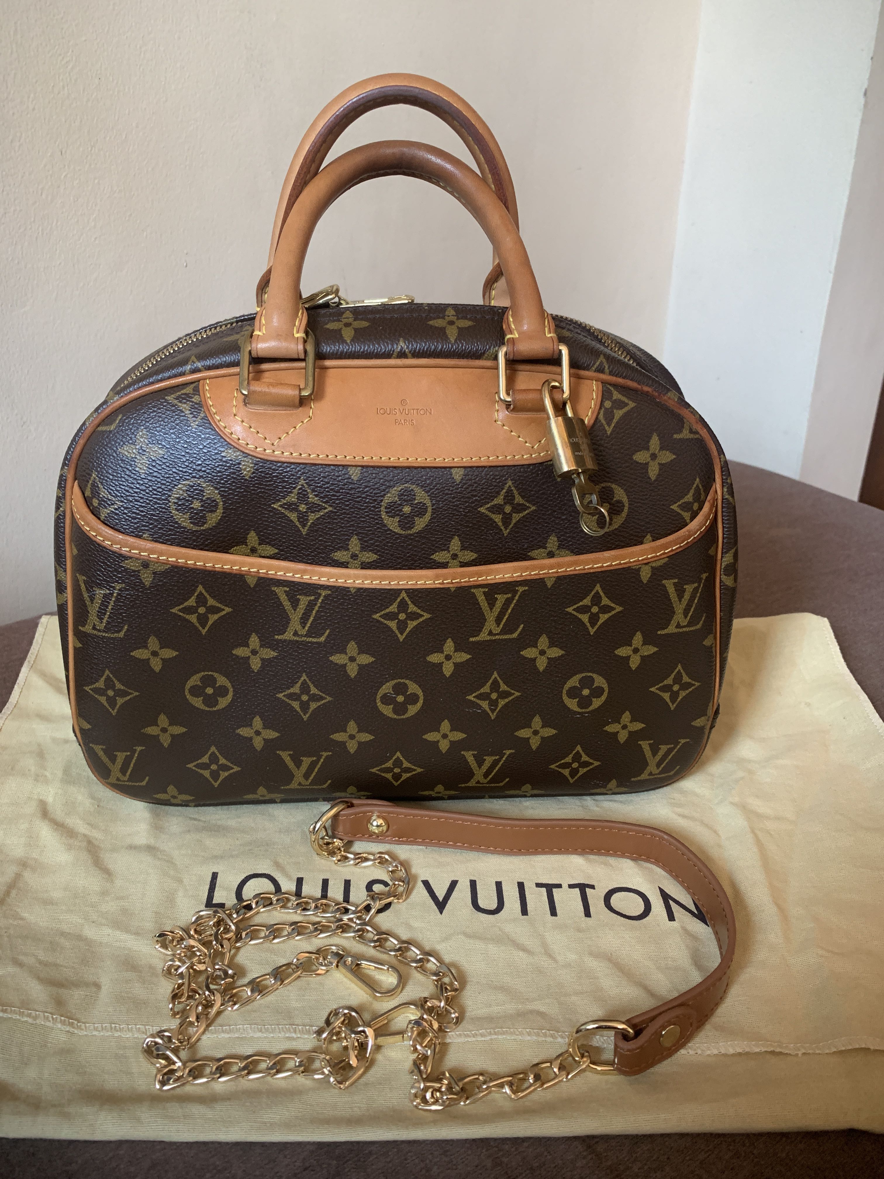 Louis Vuitton Trouville Pm what's in my bag/ what fits. 
