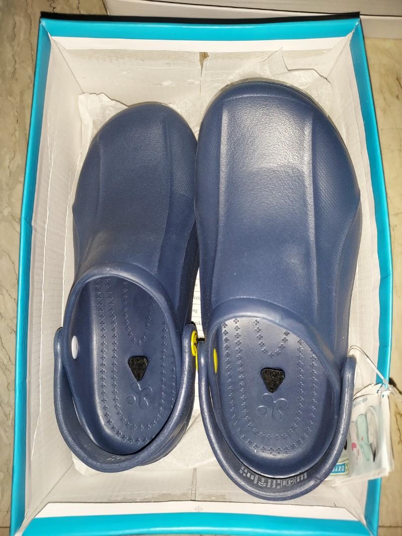 Oxypas Smooth Unisex Clogs in Navy Blue (Category: Slippers and slides) located in Makati City. Submitted by trish_d (Listing ID 1085232701, Image 3). Description: Oxypas Smooth in Navy Blue size 37 (it says 24cm). I'm a size 7 and this fits me just right. not too tight esp when I wear socks. can be used in the hospital, operating room, restaurant, kitchen machine washable, slip resistant, light weight etc. purchased for 1450, selling for 1250. S