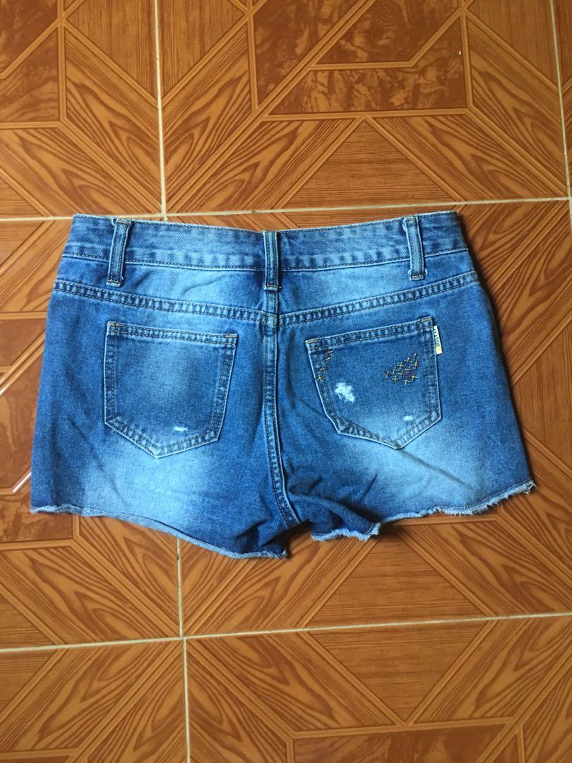 Paired top and short set (Category: Others Tops) located in Dagupan City. Submitted by downsizingthings (Listing ID 1085132206, Image 3). Description: Preloved but still great Tops and short Top brand is Original Tommy helfiger and can fit from small to medium size short is Fast fish korean brand fit from 26-27 waitsline a bit stretchable rfs declutteeing .