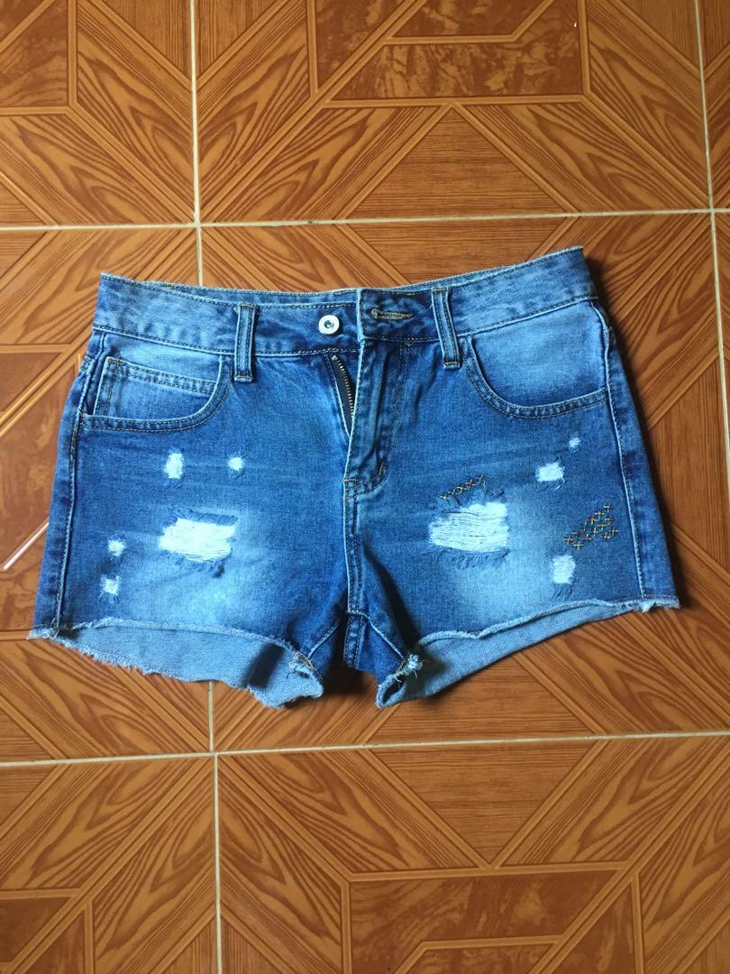 Paired top and short set (Category: Others Tops) located in Dagupan City. Submitted by downsizingthings (Listing ID 1085132206, Image 2). Description: Preloved but still great Tops and short Top brand is Original Tommy helfiger and can fit from small to medium size short is Fast fish korean brand fit from 26-27 waitsline a bit stretchable rfs declutteeing .