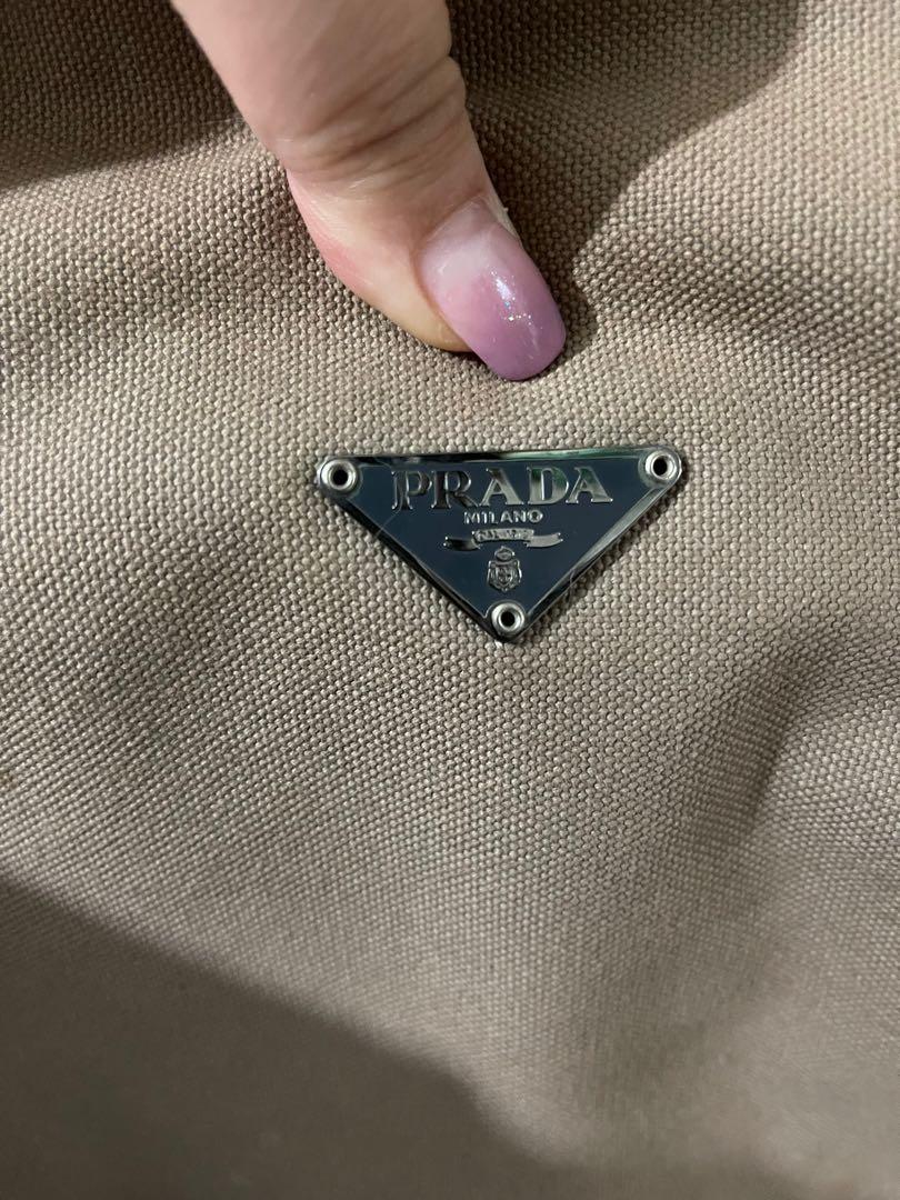 Prada （分類：手袋及銀包）位於 Hong Kong。 由 mic_lam 提交（商品編號 1085271815，圖片 3）。簡介： Prada袋 長繩可斜揹可側揹 冇卡 冇盒 冇塵袋 朋友送，只揹過幾次 價錢可議。