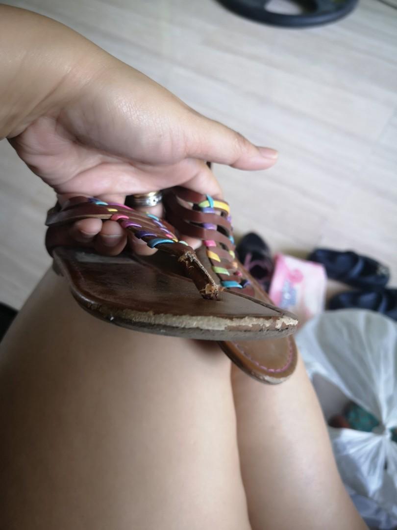 SMART KIDS SANDALS SIZE 9 (Category: Babies & Kids Fashion) located in Pasig City. Submitted by aronlinebazaar (Listing ID 1085123521, Image 3). Description: Smart Kids Sandals size 9 with some chip in from sole but not obvipus when worn needs cleaning sold as is..