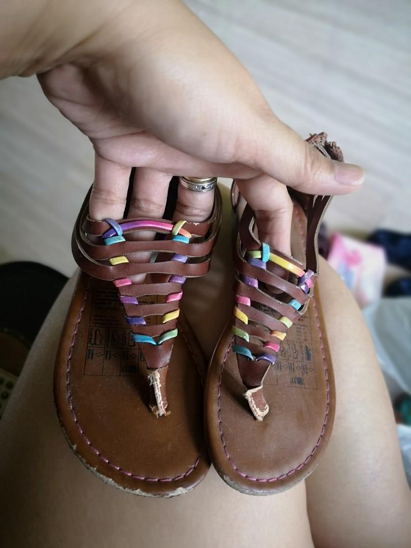 SMART KIDS SANDALS SIZE 9 (Category: Babies & Kids Fashion) located in Pasig City. Submitted by aronlinebazaar (Listing ID 1085123521, Image 1). Description: Smart Kids Sandals size 9 with some chip in from sole but not obvipus when worn needs cleaning sold as is..