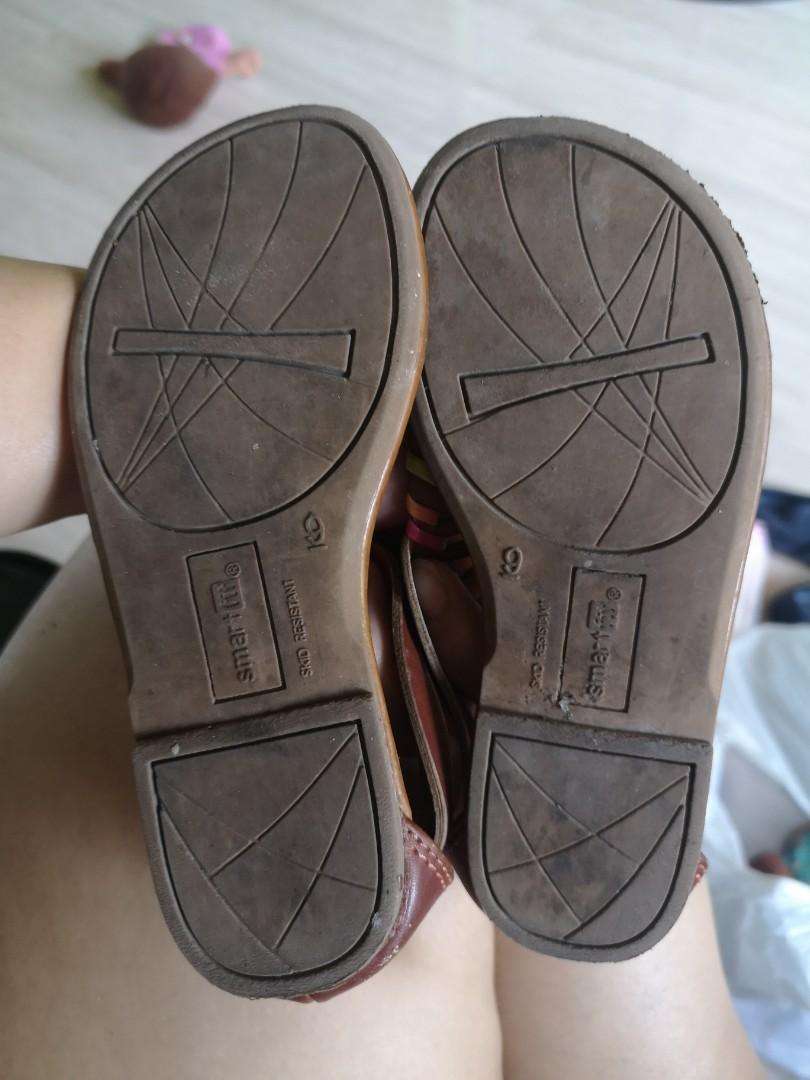 SMART KIDS SANDALS SIZE 9 (Category: Babies & Kids Fashion) located in Pasig City. Submitted by aronlinebazaar (Listing ID 1085123521, Image 2). Description: Smart Kids Sandals size 9 with some chip in from sole but not obvipus when worn needs cleaning sold as is..