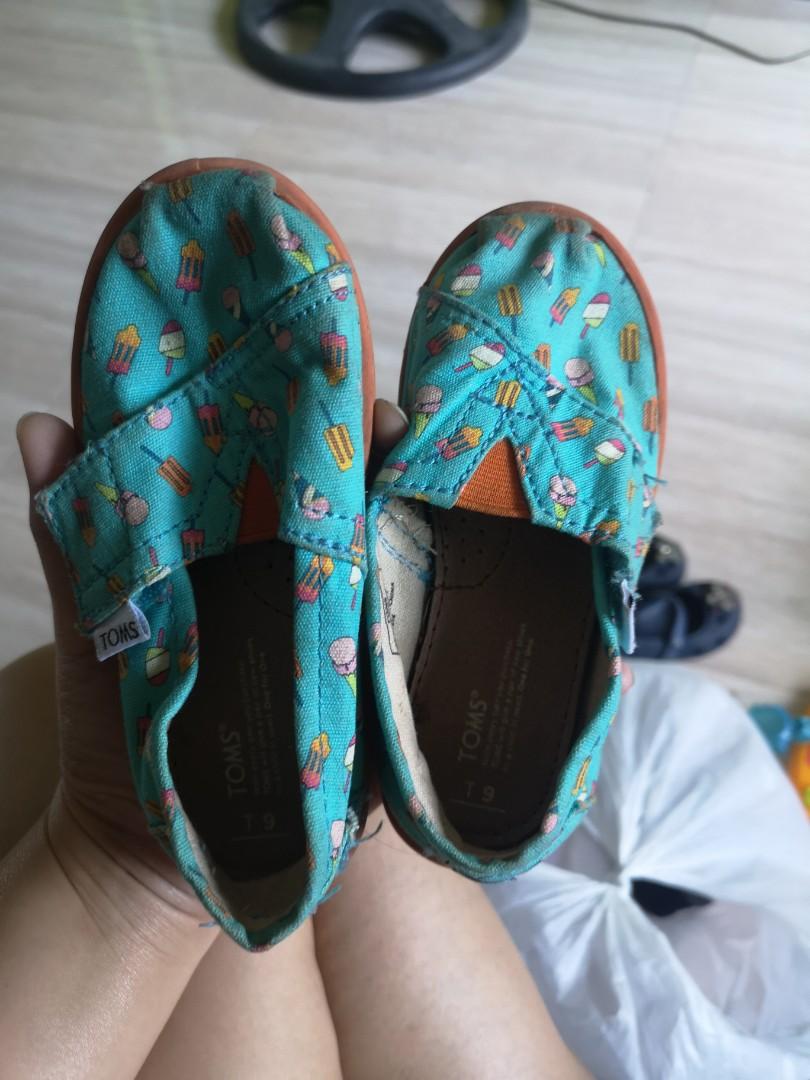TOMS Shoes (Category: Babies & Kids Fashion) located in Pasig City. Submitted by aronlinebazaar (Listing ID 1085123933, Image 1). Description: Toms Shoes for Kids size T9 Very Good Used Condition just needs Cleaning no box UNISEX.