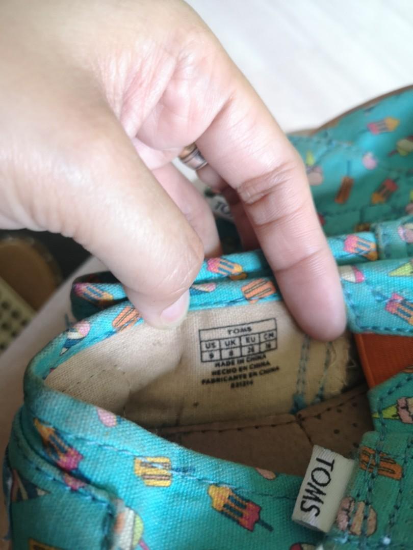 TOMS Shoes (Category: Babies & Kids Fashion) located in Pasig City. Submitted by aronlinebazaar (Listing ID 1085123933, Image 3). Description: Toms Shoes for Kids size T9 Very Good Used Condition just needs Cleaning no box UNISEX.