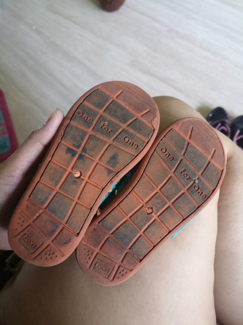 TOMS Shoes (Category: Babies & Kids Fashion) located in Pasig City. Submitted by aronlinebazaar (Listing ID 1085123933, Image 2). Description: Toms Shoes for Kids size T9 Very Good Used Condition just needs Cleaning no box UNISEX.