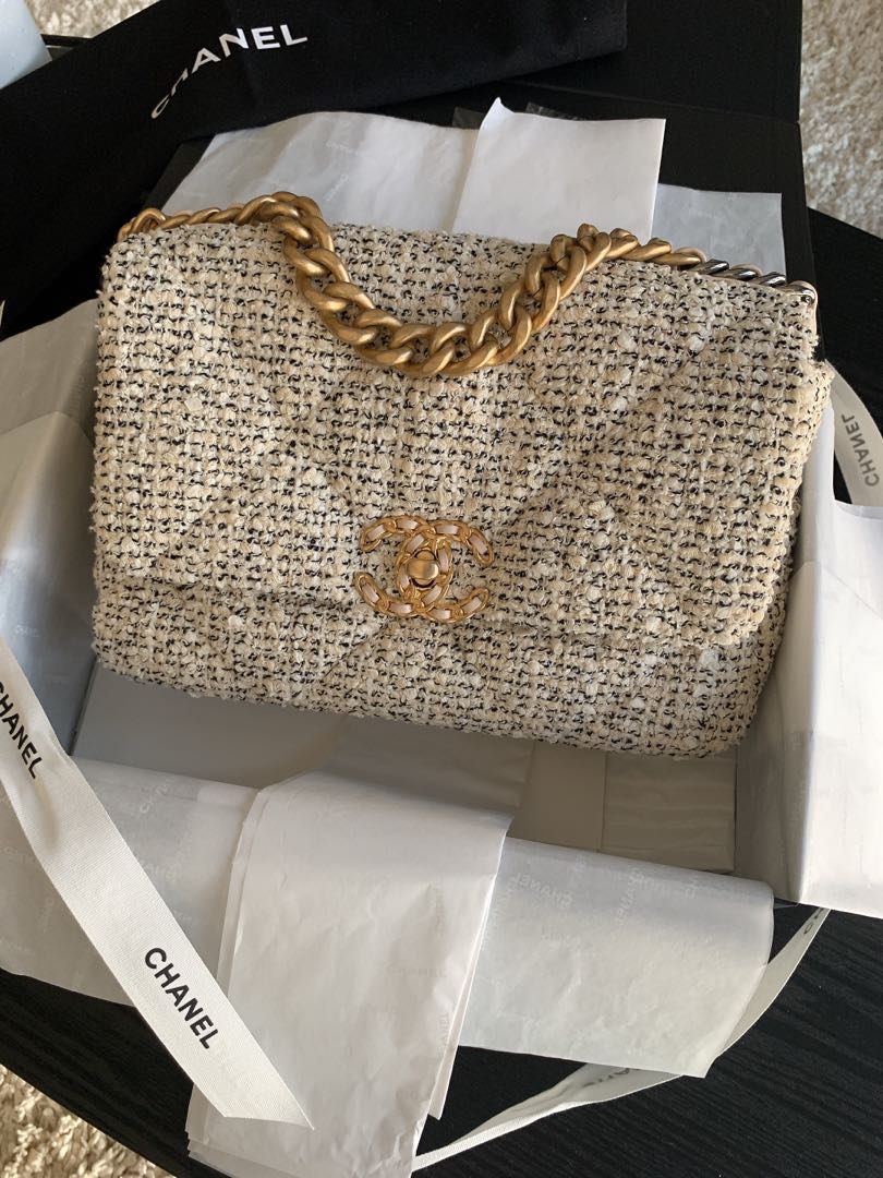 BAG REVIEW: MY SMALL TWEED CHANEL 19 + COMPARISON WITH LARGE TWEED CHANEL 19