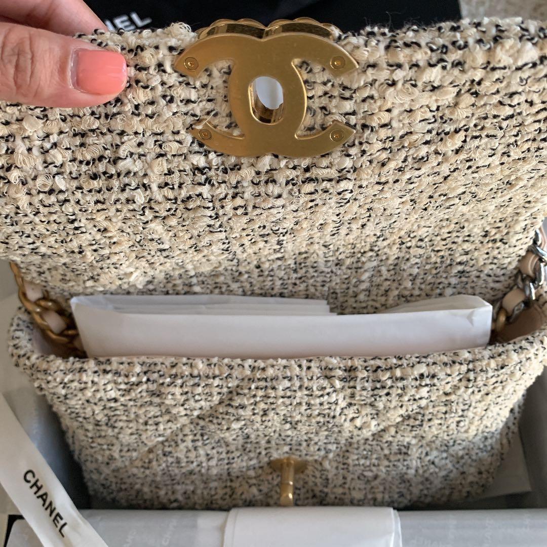 Chanel 19 tweed handbag Chanel White in Tweed - 20250889