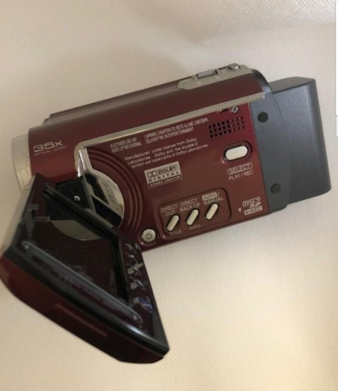 JVC Harddisk Camcoder (Category: Video Cameras) located in Singapore. Submitted by dn.bazaar (Listing ID 1088754697, Image 2). Description: Everio G, comes with Marine Case, 30GB..