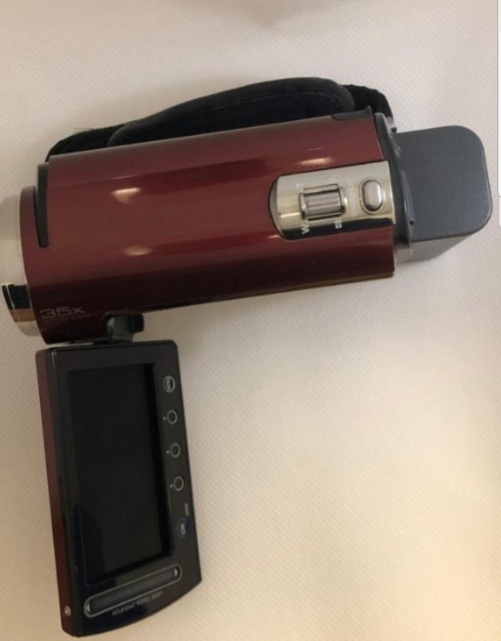 JVC Harddisk Camcoder (Category: Video Cameras) located in Singapore. Submitted by dn.bazaar (Listing ID 1088754697, Image 3). Description: Everio G, comes with Marine Case, 30GB..