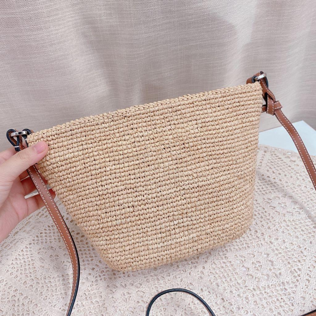 Loewe pochette bag ( Tan ), 名牌, 手袋及銀包- Carousell