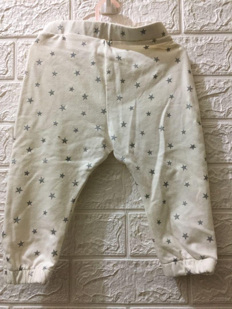 #mulailagi celana star (Kategori: 1 hingga 3 tahun) berada di Pamulang. Dikirim oleh rafelishop (ID iklan 1088895502, Gambar 3). Deskripsi: Celana anak bahannya katun. Condition sesuai gambar yaa masih baguus. Bru 2 kali pakai 😁 Grab it fast moms!!.