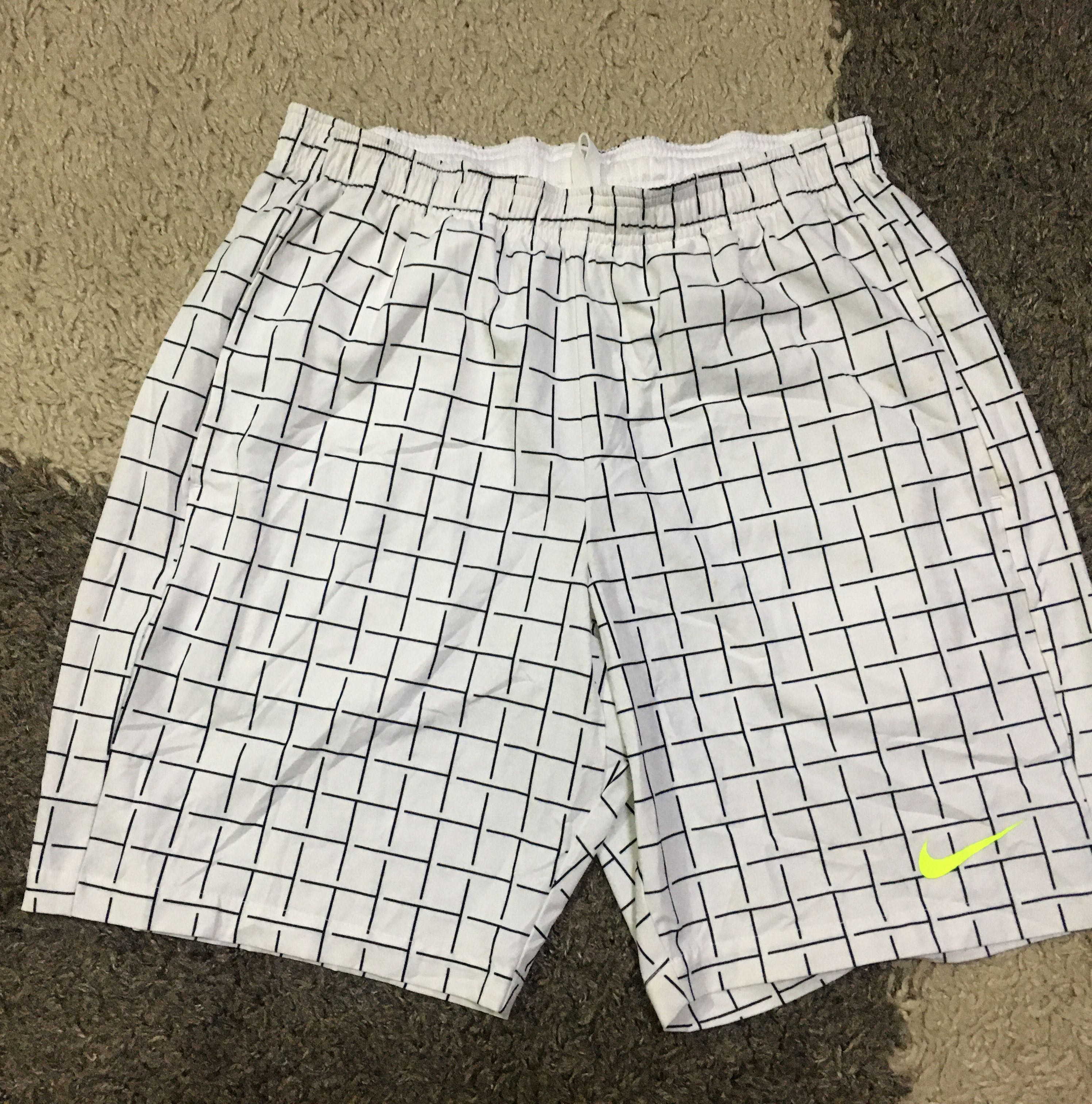 NIKE ABOVE THE KNEE CHECKERED SHORT DRI FIT L